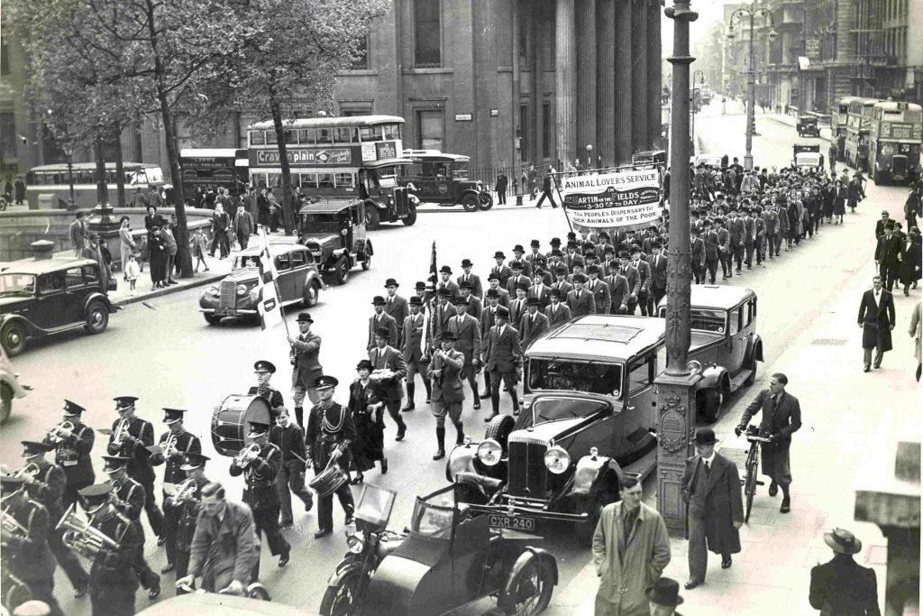 Soldiers and people marching toward St Martin-in-the-fields